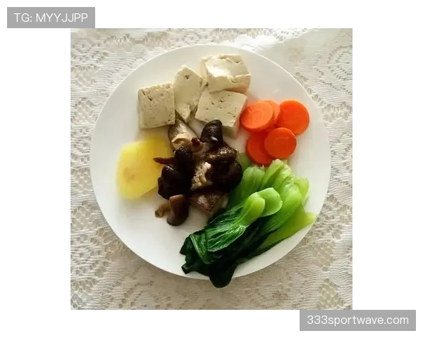 覃海洋训练完直接啃鸡胸肉，这自律程度看得我手里的奶茶不香了